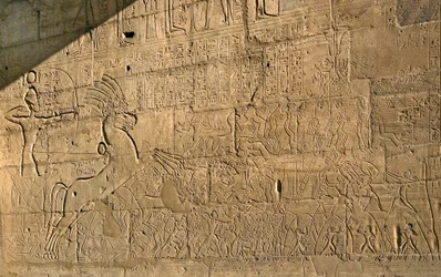 エジプト古代美術：紀元前1274年のカデシュの戦いにおけるラムセス2世の戦功を称えるレリーフ、ファラオ・ラムセス2世（紀元前1279-1213年）に捧げられた葬祭殿、エジプト・ルクソールのラメセウム遺跡。