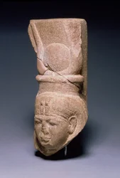 ハトホルの頭、新王国、シナイ半島のセラビットエルカディム出身、紀元前1279年〜1213年頃（石英）