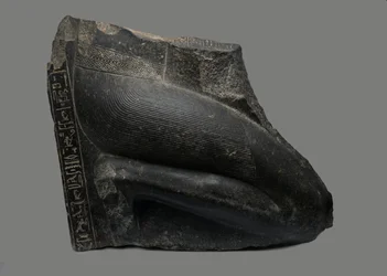 紀元前1281-1277年、カエムワセットのひざまずく像