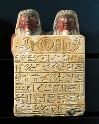 太陽神ラーに賛歌を捧げる大工の棟梁ディディと息子ペンドゥアの石灰岩の石碑（デイル・エル・メディナ出土