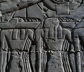 鷹の仮面をつけた神官、聖なる船の前にいるラメセス2世を描いた場面の詳細、レリーフ、カルナック神殿複合体、大列柱室の内壁（ユネスコ世界遺産リスト