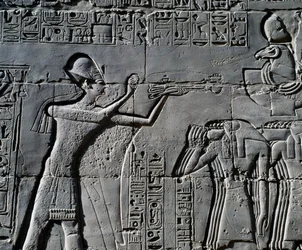 カルナック神殿群、大列柱室の内壁、レリーフ、聖なる舟の前のラメセス2世（ユネスコ世界遺産リスト