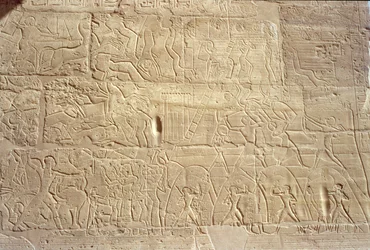紀元前C.1297-1185年、イギリスのグレートハイポスタイルホールからヒッタイトの都市ダプールを襲撃したエジプト軍を描いたレリーフ
