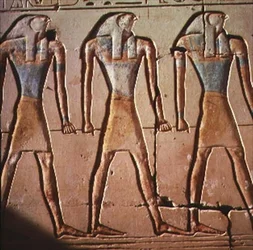 ラムセス2世の寺院のホルスを描いたレリーフ。紀元前1298年頃（塗られた石）