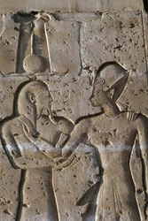 ホルス神とファラオを描いたレリーフ、セティ1世神殿のポーチ