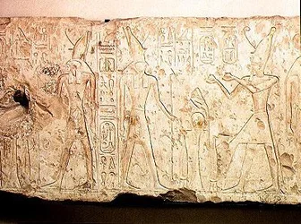 ラメセス2世（紀元前1279～1213年）がオシリスの家族に儀式の供物を捧げている様子を描いたレリーフ、ラメセスがワインの入った2つのフラスコをホルスに捧げている右側の詳細、新王国時代のアビドス出土（石灰岩）。
