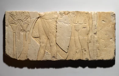 提供シーンを描いたレリーフ。新王国テルエルアマルナ、紀元前1353-1336年頃（石灰岩）