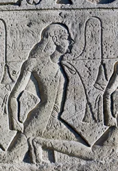 カデシュの戦いの黒人とアジア人の捕虜を描くレリーフ。アブ・シンベルのラムセス2世大神殿正面、玉座の基部の細部（ユネスコ世界遺産リスト）