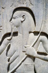 古代テーベ、ルクソール、アメン神殿、ラムセス2世の宮廷、ラムセス2世像の台座のレリーフ（ユネスコ世界遺産リスト