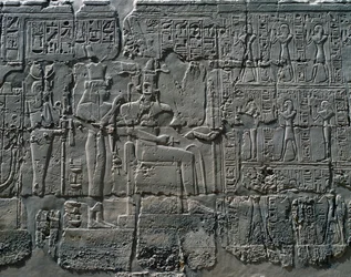 レリーフ、カルナック神殿大列柱室内壁、神々への供物の場面（ユネスコ世界遺産リスト