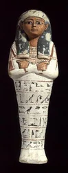 新王国時代のテーベ、デイル・エル・メディナのネクロポリスの労働者「セネジェムのシャブティ」（石灰岩に顔料を混ぜたもの）