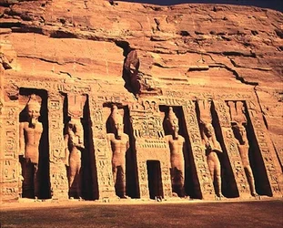 同じくアブシェクのハトホルに捧げられ、女王ネフェルタリの神殿は、新王国の小さな神殿と呼ばれ、