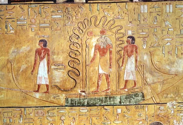 セティ1世（1394-1279紀元前）の墓から、蛇のコイルで保護された太陽のバークにある太陽の神ラー（新しい石灰岩）