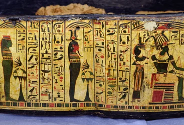紀元前1100年頃、新王国時代にデイル・エル・バーリで発見されたとされるネシームンのミイラの外棺底部の詳細（彩色された木材