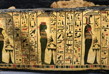 紀元前1100年頃、新王国時代にデイル・エル・バーリで発見されたとされるネシームンのミイラの外棺底部の詳細（彩色された木材