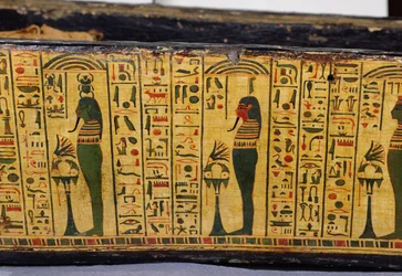 紀元前1100年頃、新王国時代にデイル・エル・バーリで発見されたとされるネシームンのミイラの外棺底部の詳細（彩色された木材