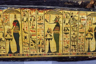 紀元前1100年頃、新王国時代にデイル・エル・バーリで発見されたとされるネシームンのミイラの外棺底部の詳細（彩色された木材