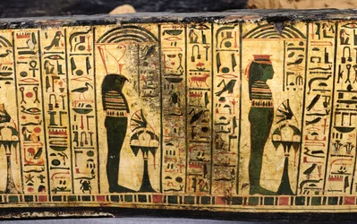 紀元前1100年頃、新王国時代にデイル・エル・バーリで発見されたとされるネシームンのミイラの外棺底部の詳細（彩色された木材
