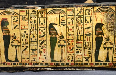 紀元前1100年頃、新王国時代にデイル・エル・バーリで発見されたとされるネシームンのミイラの外棺底部の詳細（彩色された木材