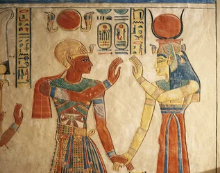 エジプト、ルクソール、古代テーベ、女王の谷、アモンヘルコペシャフの墓、イシスの前にファラオ ラムセス 3 世を描いたレリーフを描いた