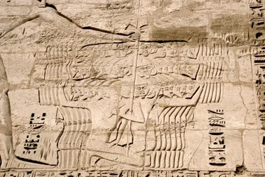 エジプトの古代遺物：ラムセス3世の敵である海の民の戦闘機を捕らえたことを表す第1塔門のレリーフの詳細。ラムセス3世（紀元前1187〜1156年）の葬祭殿。エジプト、ルクソール、メディネト・ハブー