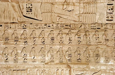 エジプトの古代遺物：ファラオ・ラムセス3世が征服した都市の紋章を表す第1塔門のレリーフの詳細。ラムセス3世（紀元前1187〜1156年）の葬祭殿。エジプト、ルクソール、メディネト・ハブー