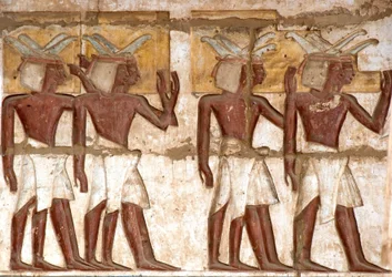 エジプト古代美術：第一宮廷、ファラオに捧げ物を持ってくるヌビア人の集団を表現した彩色レリーフの詳細。ラムセス3世（紀元前1187〜1156年）の葬祭殿。エジプト、ルクソール、メディネト・ハブー