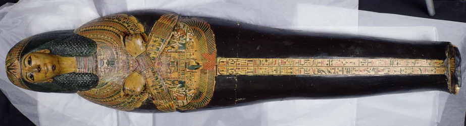 紀元前1100年頃、新王国時代にデイル・エル・バーリで発見されたと思われるネシームンのミイラの容器の蓋（塗装された木材