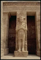 ラムセス3世の立像の1つ（紀元前1184-1153年頃）、オシリス神、最初の宮廷の東側、または出現の殿堂、ラムセス3世の寺院、ニューキングダム、c.1185-10