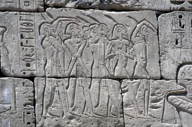ラムセス3世の戦いにおける北方の捕虜を描いたレリーフ、メディネトの大寺院