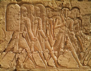 ロープと武器を運ぶ使用人を描いたレリーフ、ラムセス3世の霊廟（紀元前1184-1153年）新王国