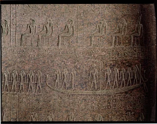 王家の谷の新王国時代のラメセス3世の石棺の細部に描かれた葬祭用バルクのレリーフ（花崗岩製