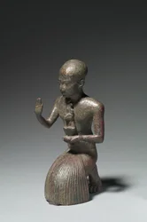 ひざまずく司祭の小像、1186-1069 BC