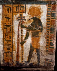 エジプトの古代遺物。トキの頭に人の形をした月の神トット。第21王朝（紀元前1085-935年）の書記ブテハモンのアントロポイド石棺の装飾。トリノ・エジプト博物館（Torino, Museo Egizio)