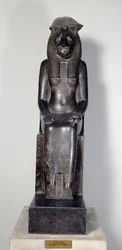 エジプトのアンティーク：獅子の神セクメトとシェションク1世のカートリッジ 黒花崗岩の像紀元前950-929年。トリノ、エジプト博物館