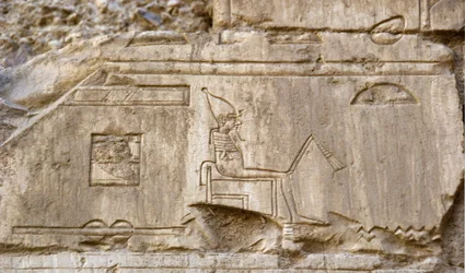 エジプトの古代遺物：オシリス神を表すレリーフ。エジプト、ルクソール（テーベ）、アンク＝ホル（アンクホル）の墓（TT414）（第26王朝、前672〜525年