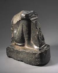 王朝時代後期の玄武岩像の断片（玄武岩）