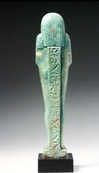 Nakht-Hor-em-heb-mes-em-kheredenのウシャブティ像の背面図、王朝時代後期、紀元前600年頃（ファイアンス）（正面は241439参照）