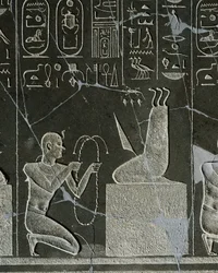 ネクタネボ1世のドルライト製レリーフ、ナイフの刃と3匹の蛇で表現された悪魔にネックレスを捧げる王、ヘリオポリスのアトゥム神殿より