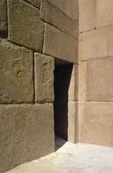 カフラー渓谷の寺院、旧王国からの花崗岩の壁