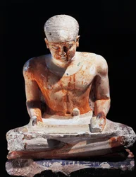座る書記、エジプト、ギザ出土、紀元前2575年、第4王朝