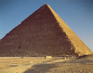 クフ王の大ピラミッド（c.2551-2528 BC）旧王国
