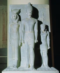 メンカウレ（Mycerinus）のトライアド、ハトホル女神とノームの神の1人、旧王国ギザのメンカウレのピラミッドの谷神殿、紀元前2529年頃（片岩）（68318も参照）