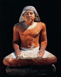 古代エジプト：古代帝国第5王朝、サッカラ（サッカラ）のネクロポリスから出土した座位の書記像（石灰岩
