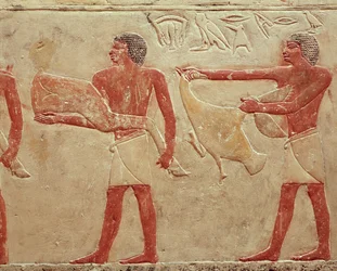 牛肉の腿肉とアヒルを運ぶ召使いたちを描いたレリーフ、古王国時代、イドゥト王女の墓より、c.2330 BC