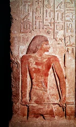 メレルカのマスタバ（石灰岩）から、右手にヘルプを持っているメレルカの肖像画