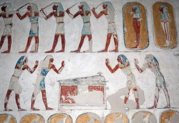 王家の谷、ルクソール、石棺の前にいる武装した男性と人物