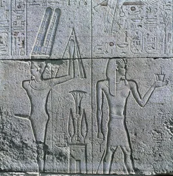 エジプト、古代テーベ、ルクソール、カルナック、アモン大神殿のミン神とフィリップ3世アレヒダウスのレリーフ