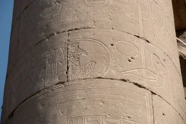 エジプトの古代遺物：カートリッジが消去された柱の細部。「damnatio memoriae」とは、後継者が異端視した一部のファラオのカートリッジを消去すること。東岸（テーベ）、エジプト