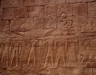 エジプトの古代遺跡：ルクソールのカルナック神殿のレリーフ